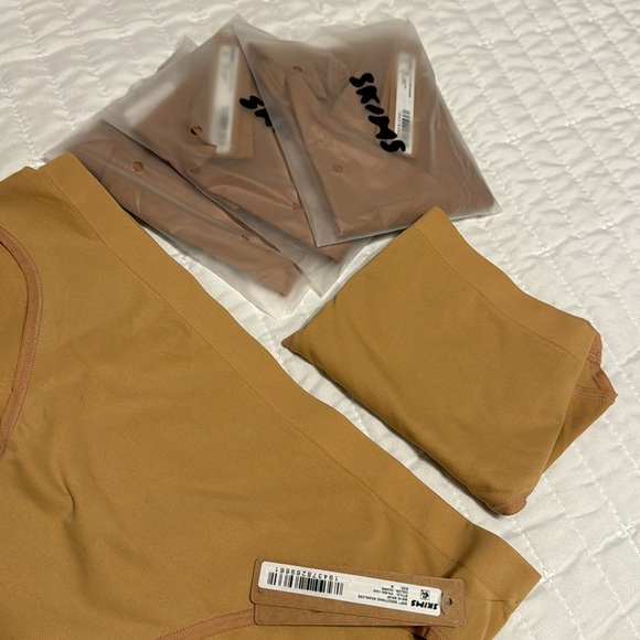 Skims underwater - Picture 2 of 2